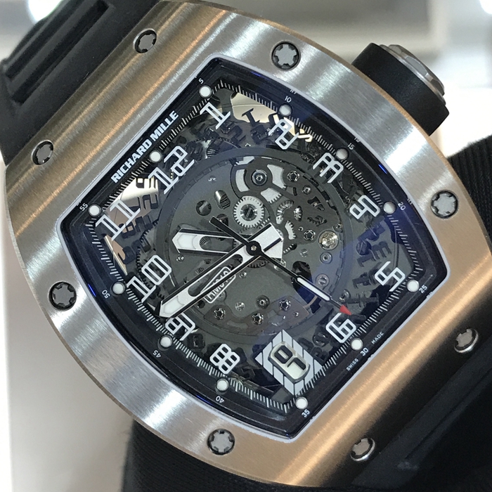 RICHARD MILLE 理查德米勒 男士系列，RM 010 Ti。48 x 39.30毫米表径，钛金属表壳。镂空表盘，7点位置日历显示。自动上弦机械机芯，动力储备48小时。专柜定价：515000元。 单表无附件。