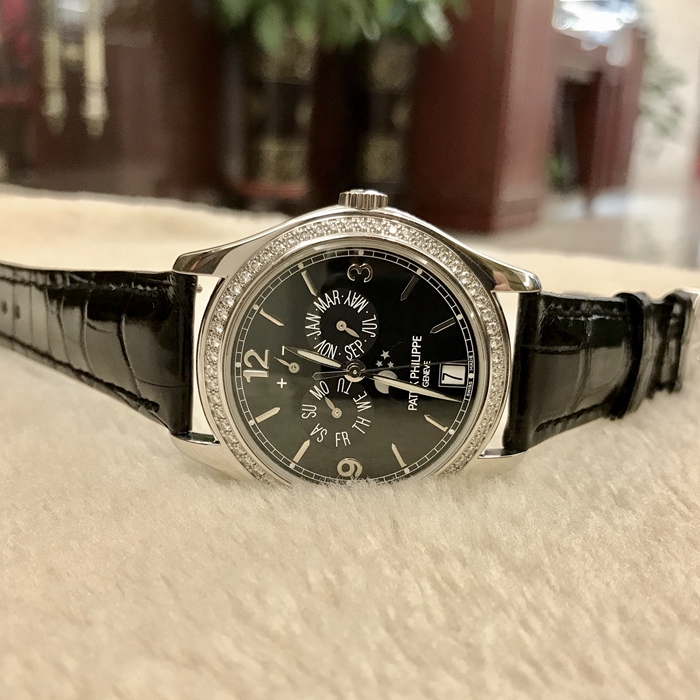 PATEK PHILIPPE 百达翡丽 复杂功能系列，5147G-001，表径39毫米，18K白金，表壳镶嵌62 颗钻石（~0.85 克拉）。海蓝色漆表盘，金质立体时标和字块。年历，指针式星期和月份显示，视窗式日期显示，月相显示，中心大秒针，指针式动力储备显示。蓝宝石水晶透盖。324 S IRM QA LU 自动上弦机械机芯，动力储备35小时-45小时。双P印记。专柜定价：485210元。