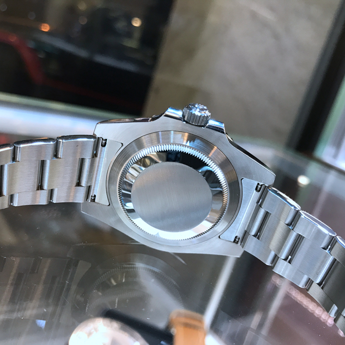 Rolex 劳力士 潜航者型，116610LN-97200，后加钻后改蓝色面盘。40毫米表径，精钢表壳，中央时、分及秒针；瞬跳日历，快速更正；秒针暂停功能以准确调校时间。自产3135型自动上弦机械机芯，动力储备48小时。专柜定价：65900元。 单表无附件。