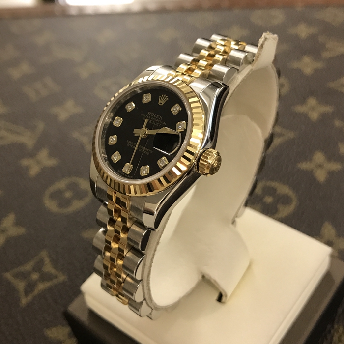 ROLEX 劳力士 女装日志型，179173。26毫米表径，18K黄金精钢表壳，黑色面盘镶钻时标，防反光凸透式放大日历窗。自产2235型自动上弦机械机芯，动力储备48小时。 全套附件齐全。