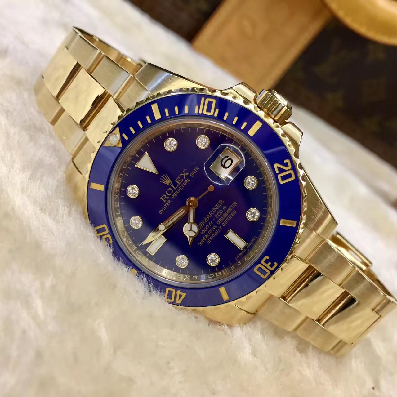 Rolex 劳力士 蚝式恒动潜航者型系列，116618，40毫米表径，18K黄金材质。蓝色表盘镶8颗钻，蚝式表壳结构，旋入式底盖及上链表冠，旋入式三扣锁三重防水系统。抗刮损蓝水晶，防反光凸透式放大日历窗。60分钟渐进刻度单向旋转外圈，配抗刮损Cerachrom陶质字圈，金涂层数字及刻度。中央时、分及秒针；瞬跳日历，快速更正；秒针暂停功能以准确调校时间。自产3135自动上弦机械机芯。动力储备48小时。 单表无附件。