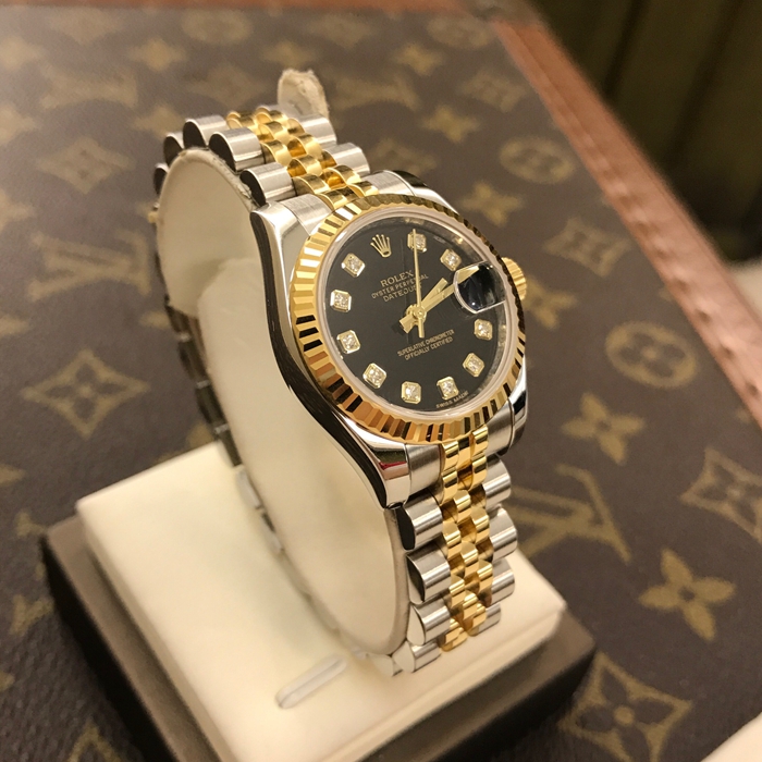 ROLEX 劳力士 女装日志型，179173。26毫米表径，18K黄金精钢表壳，黑色面盘镶钻时标，防反光凸透式放大日历窗。自产2235型自动上弦机械机芯，动力储备48小时。 全套附件齐全。