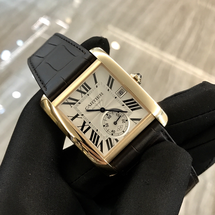 Cartier 卡地亚 Tank MC系列，W5330001，34.3*44毫米表径，18K玫瑰金表壳，18K玫瑰金多切面表冠，镶嵌一颗多切面蓝宝石，镀银扭索雕纹表盘，剑形蓝钢指针，蓝宝石水晶镜面，18K玫瑰K金折叠表扣，3时位置设日历显示窗，6时位置设小秒针表盘，蓝宝石水晶透明表背。卡地亚1904-PS MC型工作坊精制自动上链机械机芯。刘德华同款。专柜定价：154000元。 单表无附件。