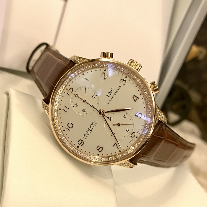 IWC 万国 葡萄牙系列，IW371486。41毫米表径，18K玫瑰金表壳镶钻，白色面盘，6点位置小秒针，计时功能自动上弦机械机芯。 全套附件齐全。