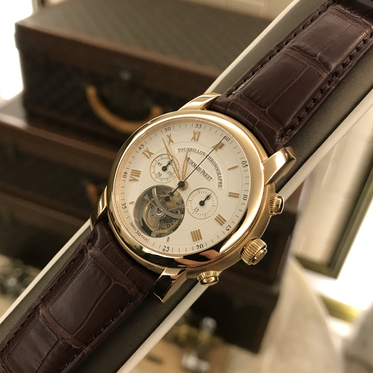 Audermars Piguet 爱彼 JULES AUDEMARS系列，26010OR.OO.D088CR.01。43毫米表径，18K玫瑰金表壳，银白色面盘，罗马数字时标，6点位置陀飞轮装置，计时功能，手动上弦机械机芯，动力储备40小时。专柜定价：2488000元。 单表无附件。