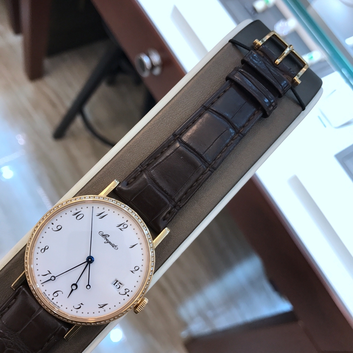 Breguet 宝玑 Classique 经典系列，5178BR。38毫米表径，18K玫瑰金原镶钻圈，大明火白色珐琅表盘搭配蓝钢宝玑针，3点位置日期显示，自动上弦机械机芯。专柜定价：218500元。 单表无附件。