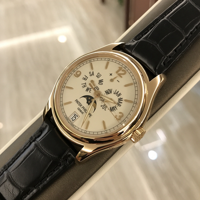 PATEK PHILIPPE 百达翡丽 复杂功能时计系列，5146R。39毫米表径，18K玫瑰金表壳。乳白色表盘，金质立体时标和字块，中心大秒针。年历功能，指针式星期和月份显示、动力储存显示，视窗式日期显示、月相显示。自产 324 S IRM QA LU 自动上弦机械机芯，动力储备45小时。专柜定价：311800元。 单表无附件。