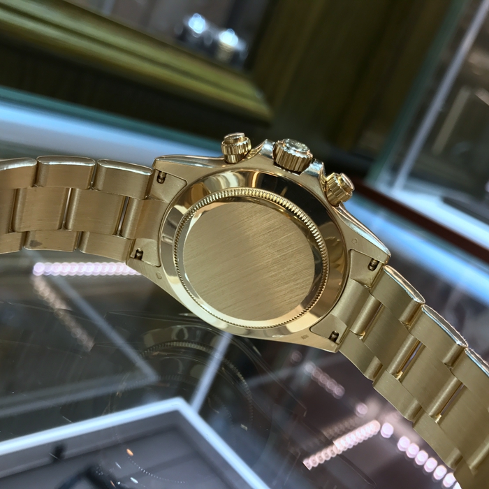 Rolex 劳力士 宇宙计型迪通拿系列 116528-78598。40毫米表径，18K黄金表壳，珍珠贝母表盘镶嵌8颗钻石，中央时、分及秒针；蓝宝石水晶玻璃表镜，蚝式三排链节表带，旋入式三扣锁三重防水系统表冠。自产4130自动上弦机械机芯。 单表无附件。