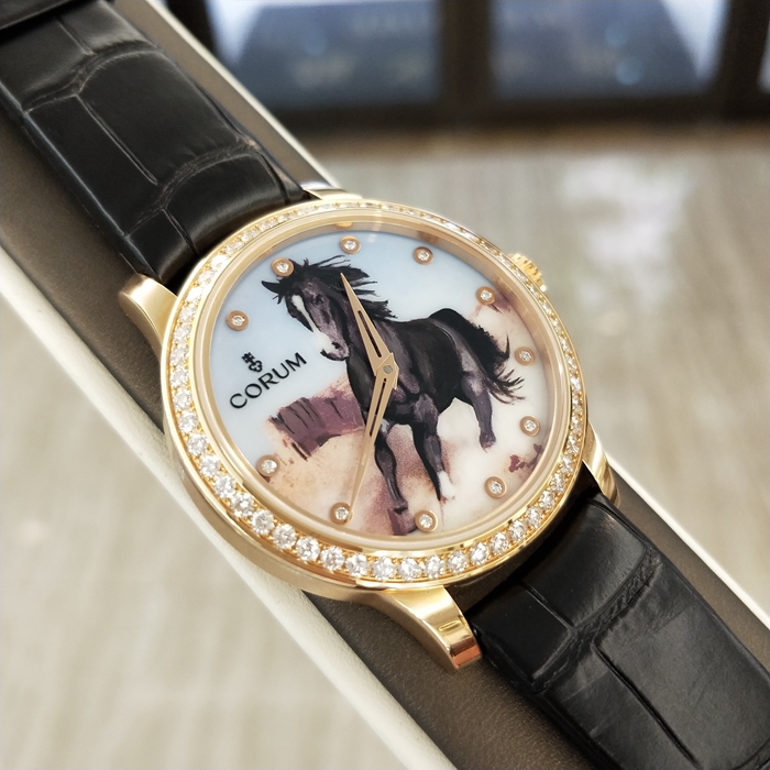 CORUM 昆仑 082.659.85/0001 CH01。40毫米表径，18K玫瑰金镶钻表壳，约1.71克拉。骏马奔腾彩绘表盘，自动上弦机械机芯。全球限量5支。 单表附保卡。