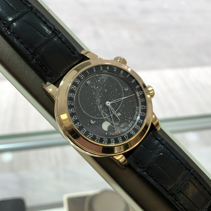 PATEK PHILIPPE 百达翡丽 超级复杂功能时计系列，6102R-001。44毫米表径，18K玫瑰金表壳，黑色蓝宝石水晶圆盘，显示星空背景和月相，透明蓝宝石水晶圆盘，显示苍穹图和银河，指针式日期显示，时针和分针显示平均太阳时间。苍穹图、月相和月行轨迹。天狼星与月亮中天时间。240 LU CL C自动上弦机械机芯，动力储备48小时。专柜定价：2135000元。 单表附保卡。