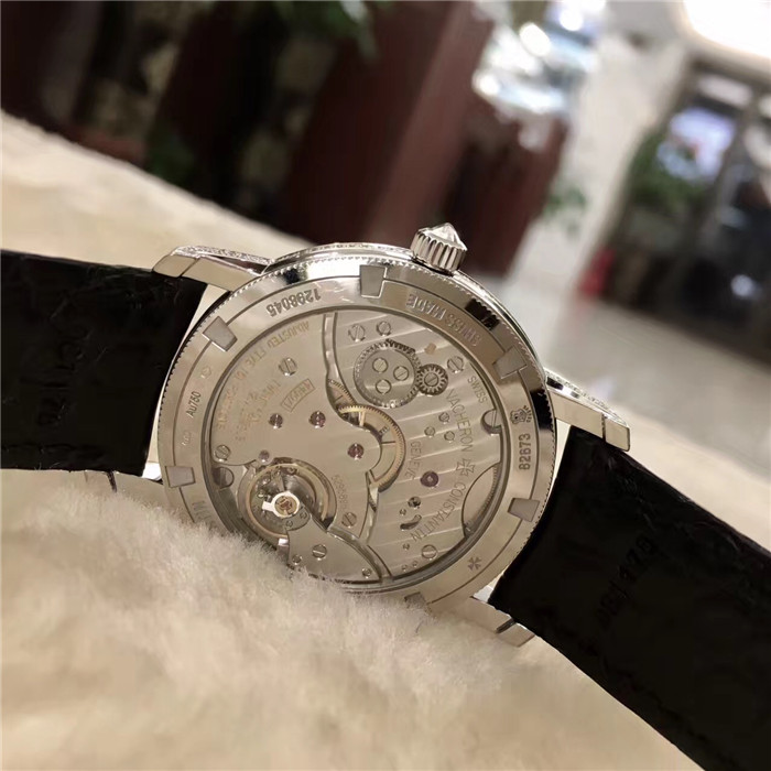 Vacheron Constantin 江诗丹顿 TRADTIONNELLE传袭系列，82673/000G-9821，38毫米表径，18K白金镶钻面盘，共756颗钻石。针扣式表扣，透明蓝宝石水晶表底盖。??4400手动上弦机械机芯，日内瓦印记，动力储备65小时。专柜定价：473000元。