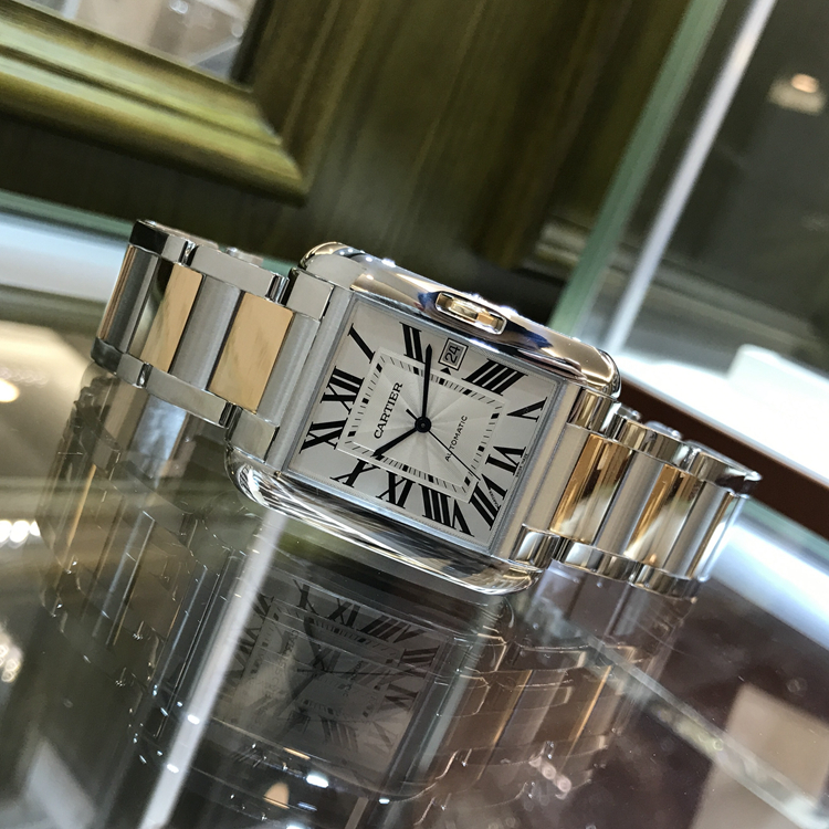 Cartier 卡地亚 Tank 坦克系列，W5310006。47x36.2毫米表径，精钢/18K玫瑰金表壳，镀银表盘，三点位置视窗式日期显示，自动上弦机械机芯。专柜定价：83500元。 单表无附件。