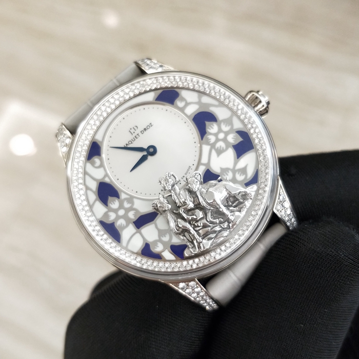 Jaquet Droz 雅克德罗 Ateliers d'art 艺术工坊系列 J005024277。手工雕刻三羊开泰，寓意吉祥之意，18K白金镶钻，41毫米表径，自动上弦机械机芯，动力储备68小时。限量28只，专柜定价：664000元。 单表无附件。