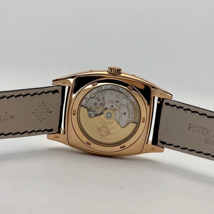 PATEK PHILIPPE 百达翡丽 复杂功能时计系列，5135R。38*51毫米表径，18K玫瑰金表壳，银白色酒桶型面盘，6点位置月相显示，视窗式日期显示、月份显示以及星期显示，Cal.324 S QA LU 24 H自动上弦机械机芯，动力储备45小时。 单表无附件。