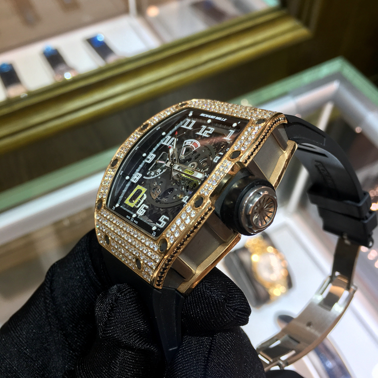 RICHARD MILLE 理查德米勒 男士系列，RM 030。50x42.7毫米表径，18K玫瑰金后加钻表壳，酒桶型镂空面盘，七点位置为日期显示，自动上弦机械机芯。 单表无附件。