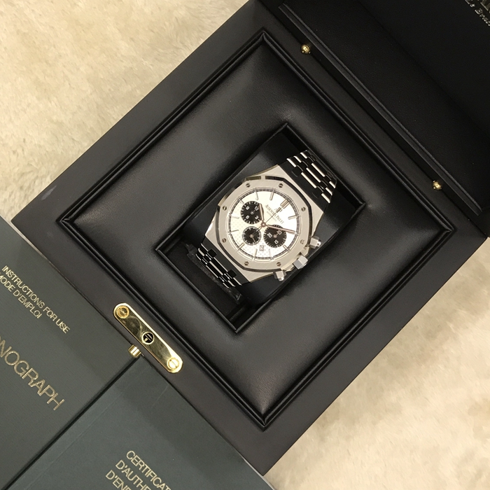 Audermars Piguet 爱彼 皇家橡树系列，26331ST.OO.1220ST.03。41毫米表径，精钢表壳，银色表盘镌刻“Grande Tapisserie”大型格纹装饰，搭配黑色副表盘和外区，白金材质荧光立体时标和皇家橡树指针，日期显示、计时功能自动上弦机械机芯，动力储备40小时。 未使用品全套附件齐全。