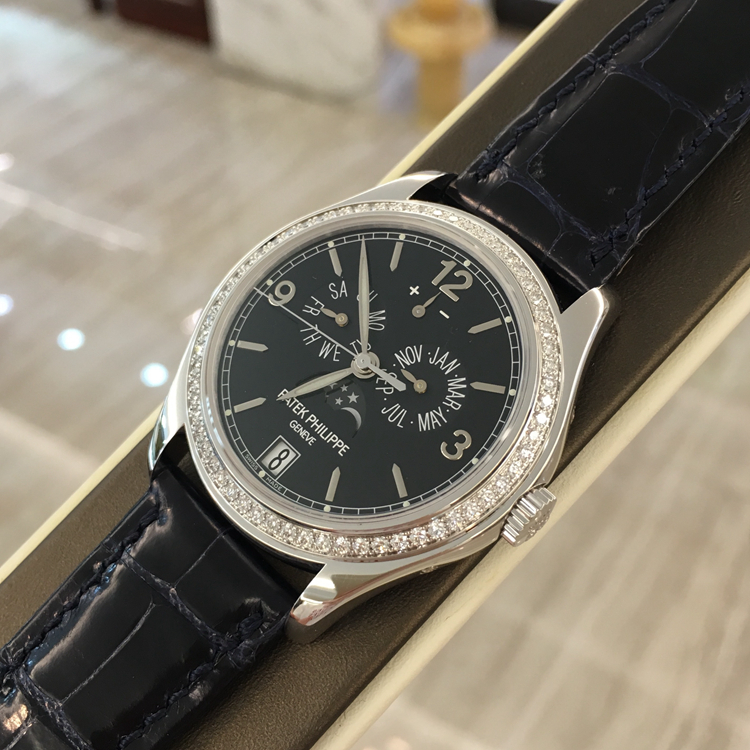 PATEK PHILIPPE 百达翡丽 复杂功能时计系列，5147G-001。39毫米表径，18K白金表壳镶嵌62颗钻石约0.82克拉，海蓝色漆表盘，中心大秒针，金质立体时标和字块，月相、指针式星期和月份显示，视窗式日期显示、动力储备显示。Cal.324 S IRM QA LU自动上弦机械机芯，动力储备45小时。专柜定价：347100元。 未使用品全套附件齐全。