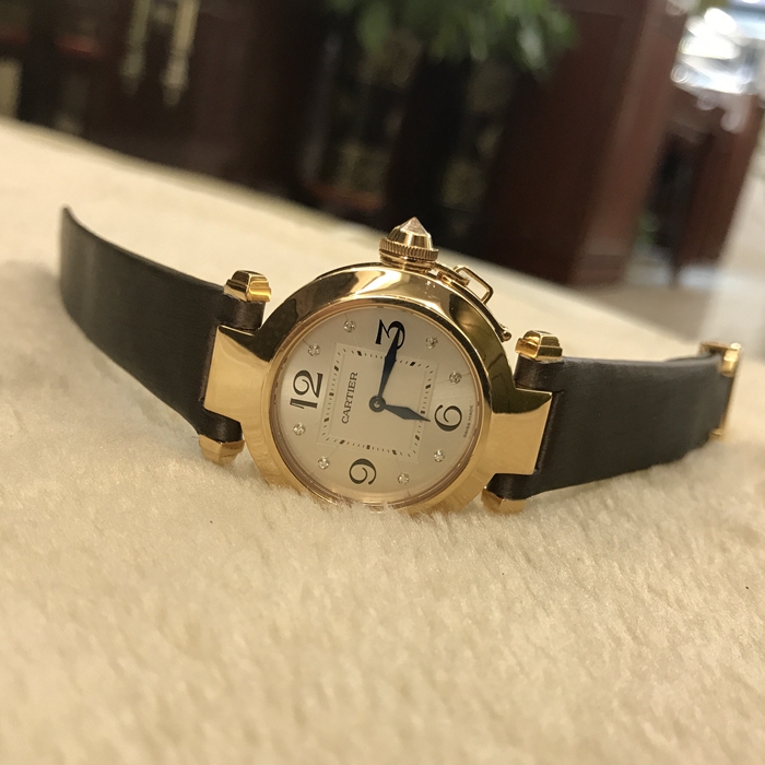 Cartier 卡地亚 Pasha 帕莎系列，WJ11913G。32毫米表径，18K玫瑰金表壳，原装钻石刻度。自动上弦机械机芯，动力储备38小时。专柜定价：134000元。 全套附件齐全。