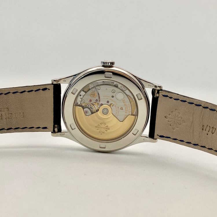 PATEK PHILIPPE 百达翡丽 Calatrava 古典表系列，5297G-001。38毫米表径，18K白金表壳，镶嵌68颗钻石约0.70克拉，哑光黑色表盘，钻石时标，3点位置为日期显示，Cal.324 S C自动上弦机械机芯，动力储备45小时，专柜定价：285600元。 全套附件齐全。