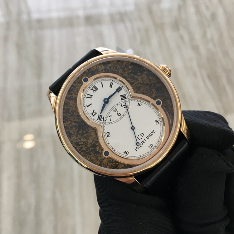 Jaquet Droz 雅克德罗大秒针系列，J003033357。43毫米表径，18K玫瑰金表壳，古铜辉石和蛋白石镀银中心 18K红金内盘环，罗马数字时标，自动上弦机械机芯，动力储备68小时。专柜定价：217000元 未使用品全套附件齐全。