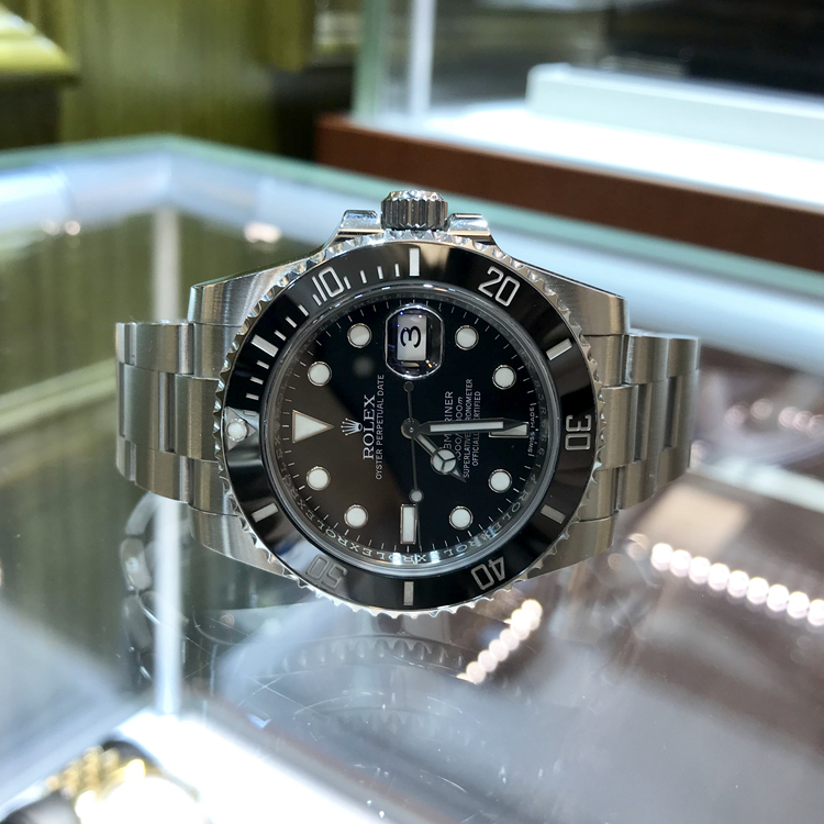 ROLEX 劳力士 潜航者型系列，黑水鬼，116610LN-97200，40毫米表径，精钢表壳，60分钟渐进刻度单向旋转外圈，配抗刮损Cerachrom陶质字圈，铂金涂层数字及刻度，中央时、分及秒针；瞬跳日历，快速更正；秒针暂停功能以准确调校时间。自产3135型自动上弦机械机芯，动力储备48小时。专柜定价：65900元。 全套附件齐全。