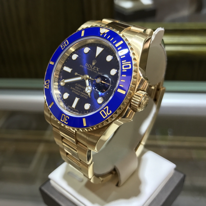 Rolex 劳力士 蚝式恒动潜航者型系列，116618LB-97208。40毫米表径，18K黄金材质。蚝式表壳结构，中层表壳，旋入式底盖及上链表冠，旋入式三扣锁三重防水系统。抗刮损蓝水晶，防反光凸透式放大日历窗。60分钟渐进刻度单向旋转外圈，配抗刮损Cerachrom陶质字圈，金涂层数字及刻度。中央时、分及秒针；瞬跳日历，快速更正；秒针暂停功能以准确调校时间。自产3135自动上弦机械机芯。动力储备48小时。专柜定价：257100元。 单表无附件。