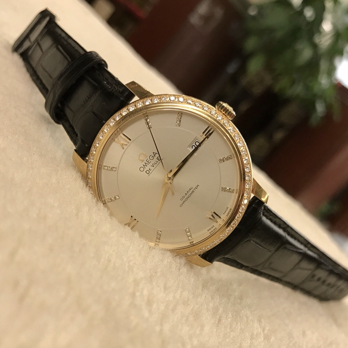 Omega 欧米茄 碟飞系列，424.58.40.20.52.001。39.5毫米表径，18K黄金原钻表壳，银色圆形面盘，3点位置日期显示，自动上弦机械机芯，动力储备48小时。专柜定价：153000元。 单表无附件。