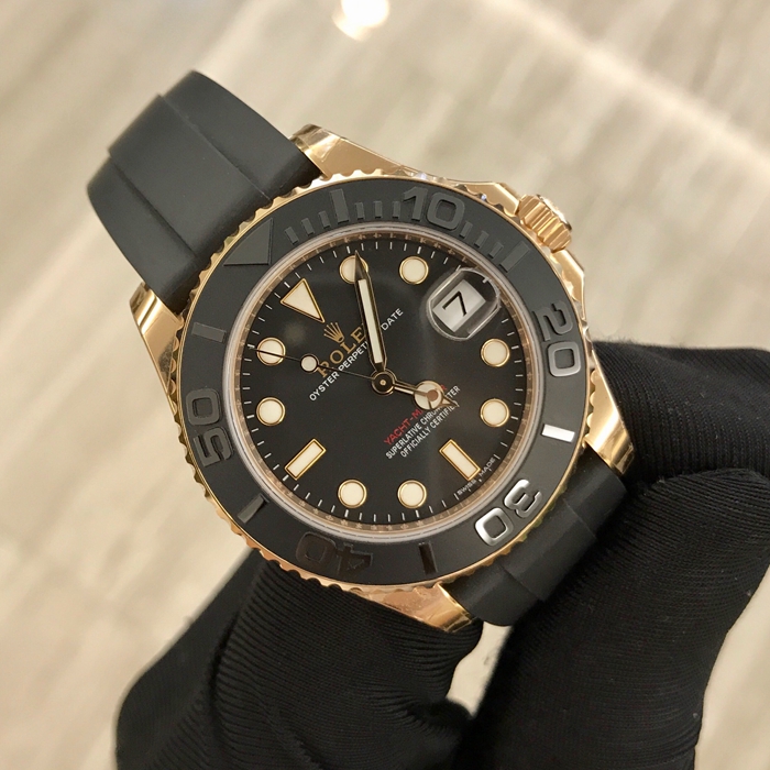 Rolex 劳力士 游艇名仕型系列，268655。37毫米表径，18K玫瑰金表壳，双向旋转60分钟刻度外圈，搭配亚光黑色陶质字圈，磨光立体数字及刻度，双重防反光小窗凸透镜放大日历显示功能，自动上弦机械机芯，动力储备55小时。 单表无附件。