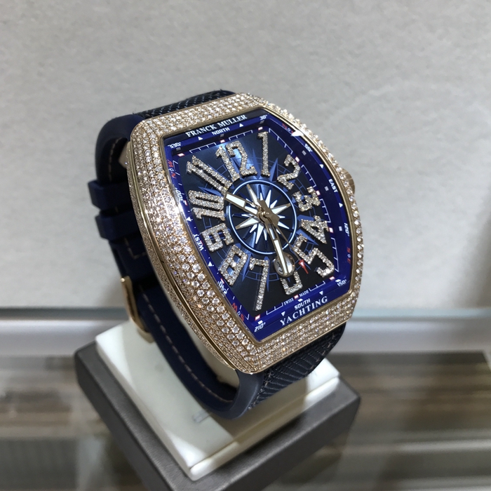 FRANCK MULLER 法兰克穆勒 YACHTING系列，V45。44X53.7毫米表径。18K玫瑰金镶钻表壳，深蓝色酒桶型面盘，六点位置日期显示，蓝宝石水晶玻璃表镜，自动上弦机械机芯。 全套附件齐全。