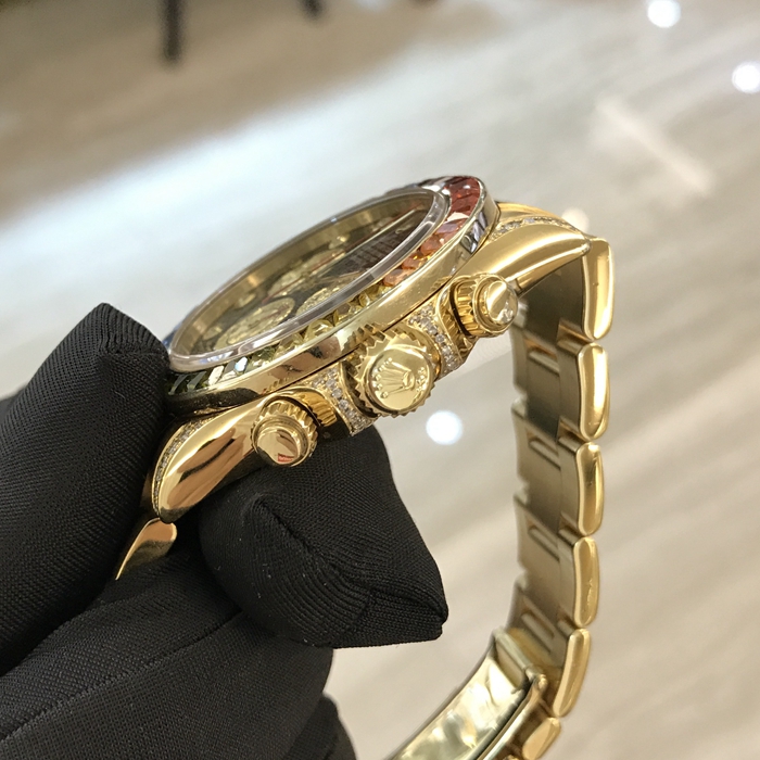 Rolex 劳力士 迪通拿系列，116528。40毫米表径，18K黄金后加钻彩虹圈，黑色表盘镶有钻石，镶托镶有钻石，中央时、分及秒针，小秒针设于6点位置，通过中央指针使定时器精准至1/8秒，30分钟和12小时计时盘分别设于3点和9点位置，秒针暂停功能以准确调校时间。蚝式三排链节表带，蚝式保险摺扣配5毫米易调链节伸展系统。旋入式精钢材质底盖，自产 4130型自动上链机械机芯。 单表无附件。