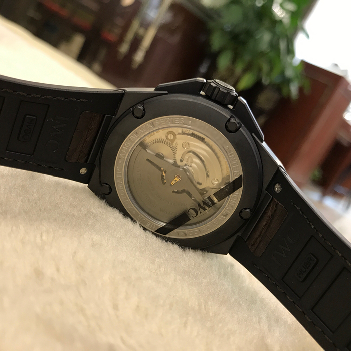 IWC 万国 工程师系列，IW322504。陶瓷表壳，46毫米表径，棕色表盘，三点位置日期显示，可透过表冠快速调整日期，中央秒针附掣停装置。棕色鳄鱼皮内衬的黑色橡胶表带，钛金属针式表扣，双面防反光平面蓝宝石玻璃表镜。旋入式表冠，80110比勒顿自动上弦机械机芯，动力储备44小时。专柜定价：85000元。