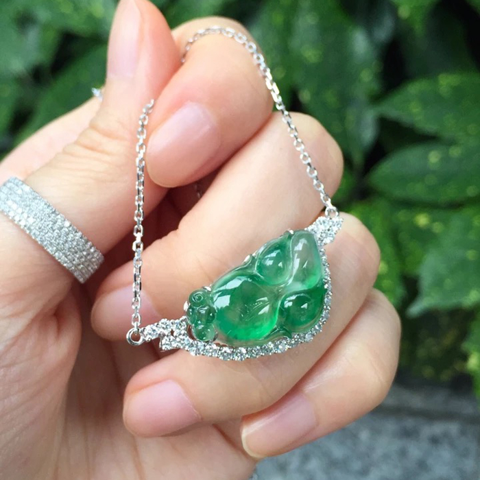 天然翡翠项链 玻璃种飘绿花 钻石镶嵌
