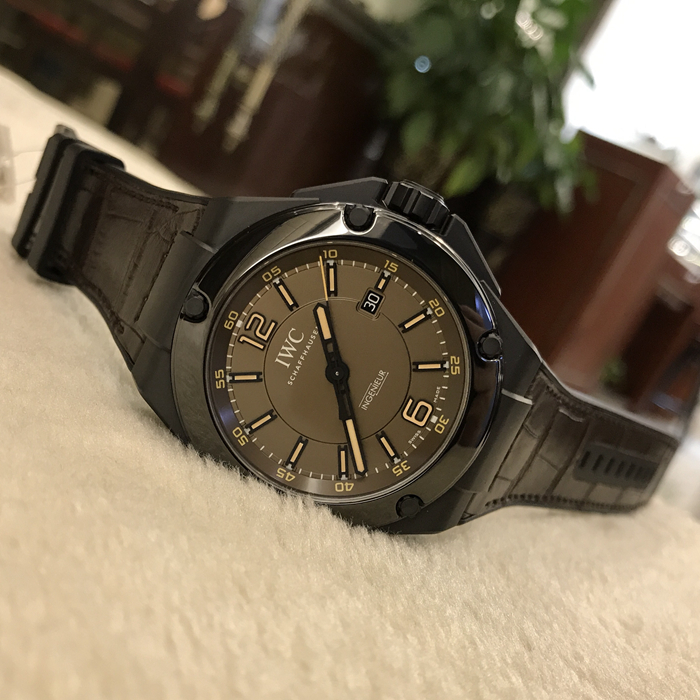 IWC 万国 工程师系列，IW322504。陶瓷表壳，46毫米表径，棕色表盘，三点位置日期显示，可透过表冠快速调整日期，中央秒针附掣停装置。棕色鳄鱼皮内衬的黑色橡胶表带，钛金属针式表扣，双面防反光平面蓝宝石玻璃表镜。旋入式表冠，80110比勒顿自动上弦机械机芯，动力储备44小时。专柜定价：85000元。