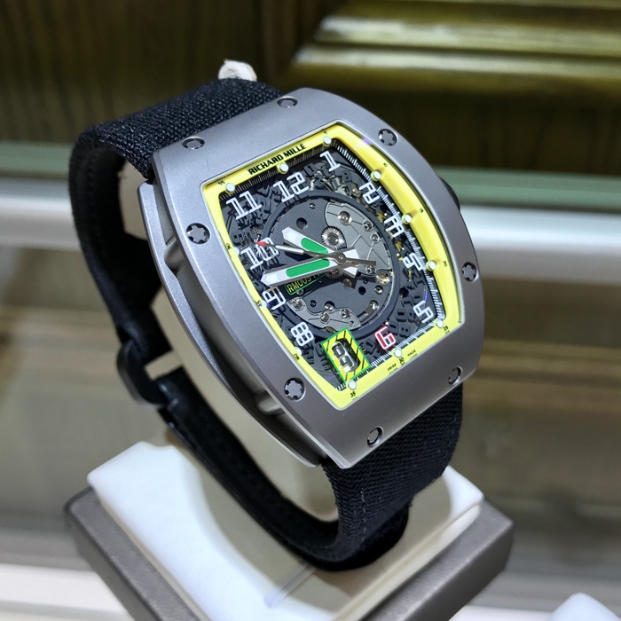 RICHARD MILLE 理查德米勒 RM 005。45*37.8毫米表径。钛合金表壳，酒桶型表盘，蓝宝石水晶玻璃表镜。自动上弦机械机芯。动力储备55小时。 单表无附件。