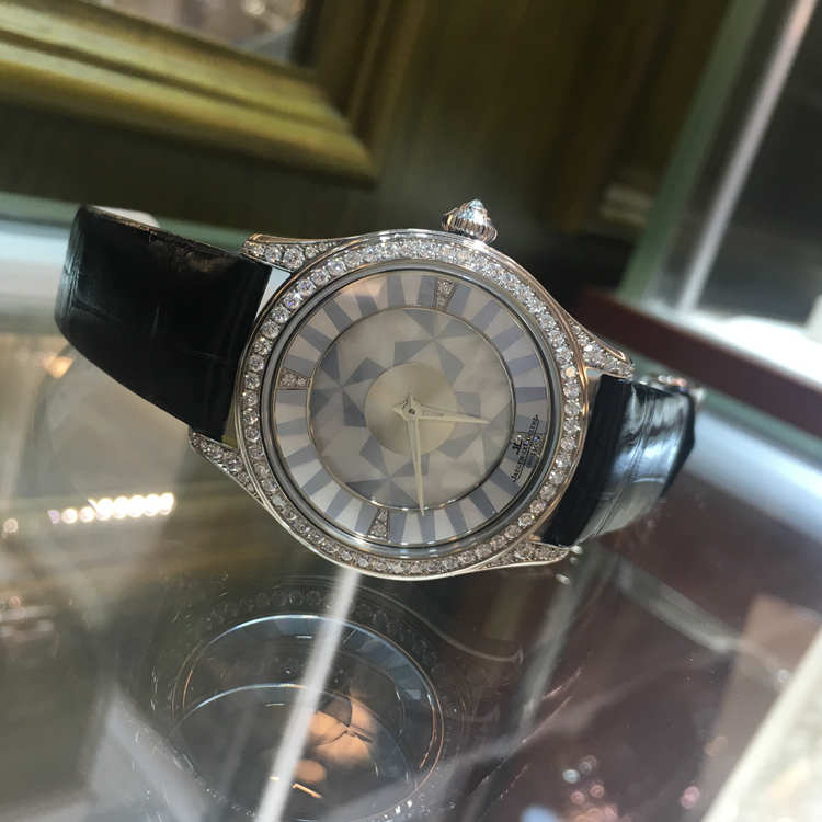 Jaeger-LeCoultre 积家，37毫米表径，18K白金原钻表圈表耳，珍珠贝母面盘，自动上弦机械机芯。 单表无附件。