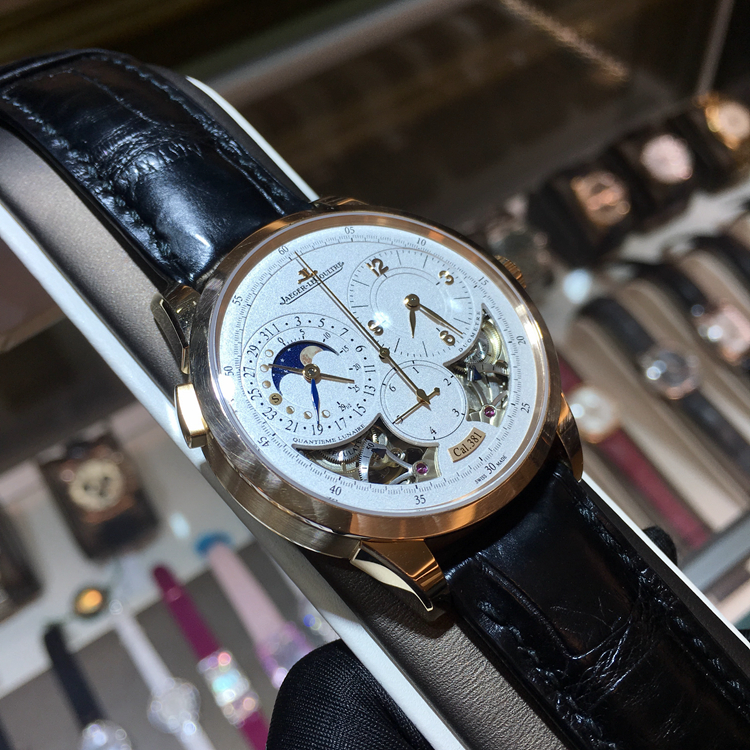 Jaeger-LeCoultre 积家 双翼系列，Q6042520。42毫米表径，18K玫瑰金表壳，银色面盘，9点位置为月相显示，指针式日期显示，Cal.381手动上弦机械机芯，动力储备50小时。专柜定价：321000元。 单表无附件。