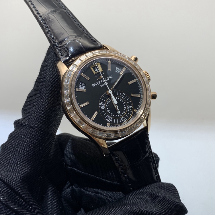 PATEK PHILIPPE 百达翡丽 复杂功能时计系列，5961R-010。40.5毫米表径，18K玫瑰金原钻表壳，乌木黑荧彩面盘，8枚长形钻石时标，星期显示、日期显示、月份显示、动力储备显示，计时功能，6 时位置设有 60 分钟和 12 小时单计时器。蓝宝石水晶透盖。Cal.CH 28-520 IRM QA 24H自动上弦机械机芯，动力储备55小时。专柜定价：979400元。 单表无附件。