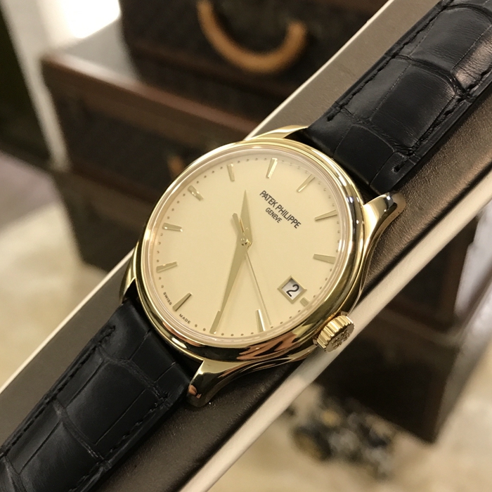 PATEK PHILIPPE 百达翡丽 Calatrava 古典表系列，5227J-001。39毫米表径，18K黄金表壳， 象牙白漆面表盘，金质立体时标，中心大秒针，3点位置视窗式日期显示，蓝宝石水晶透盖带隐形铰链防尘盖。自产324 S C自动上弦机械机芯，动力储备35-45小时。专柜定价：247700元。 单表无附件。