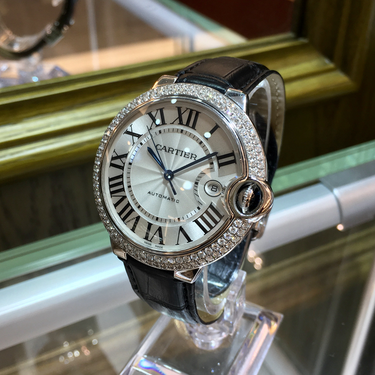 Cartier 卡地亚 Ballon Bleu 蓝气球系列，WE900951，42毫米表径，18k白金原镶钻石，镀银扭索雕纹表盘，罗马数字时标，剑形蓝钢指针，蓝宝石水晶镜面，3点位置设日历显示窗，自动上弦机械机芯， 公价341000元。 全套附件齐全。