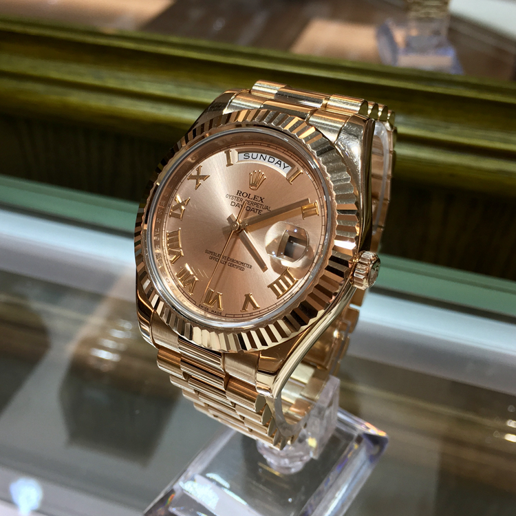 Rolex 劳力士 星期日历型系列，218235-83215。41毫米表径，18K玫瑰金表壳，粉色面盘，罗马数字时标，3点位置日期显示，12点位置为星期显示，自动上弦机械机芯。专柜定价：285500元。 全套附件齐全。