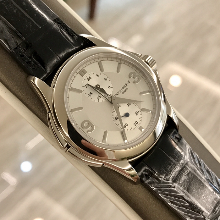 PATEK PHILIPPE 百达翡丽，5134G。37毫米表径，18K白金表壳，白色面盘，蓝宝石水晶玻璃表镜，自动上弦机械机芯。 全套附件齐全。