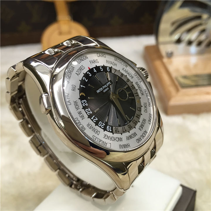 PATEK PHILIPPE 百达翡丽 复杂功能时计系列，5130/1G-011，39.5毫米表径，18K白金表壳，日辉纹雕花表盘，金质立体时标，世界时间显示，自动上弦机械机芯，动力储备48小时。专柜定价：503900元。 单表无附件。