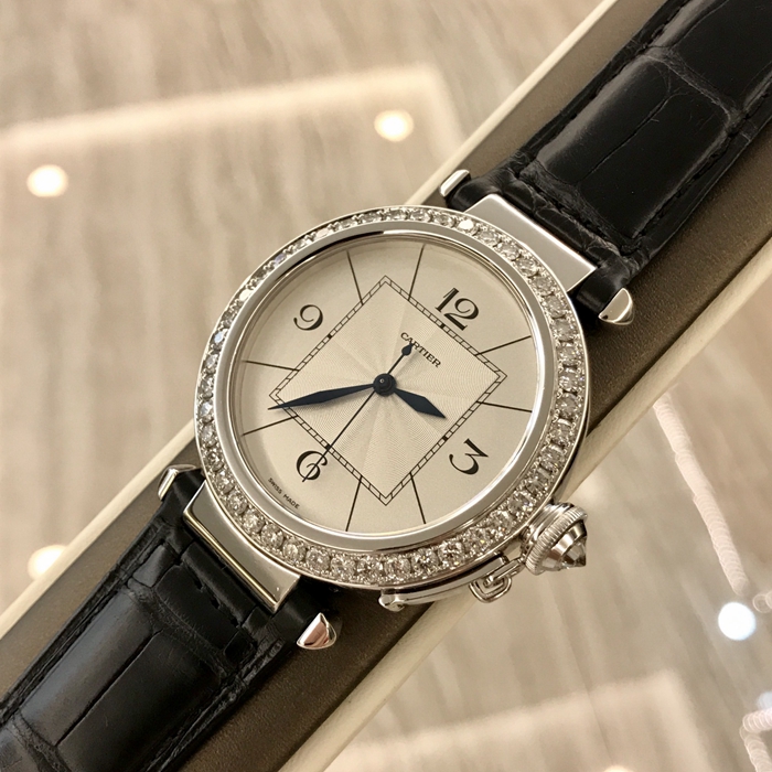 Cartier 卡地亚 帕莎系列，WJ120251。42毫米表径。18K白金原钻钻圈，银白色表盘。蓝宝石水晶玻璃表镜。自动上弦机械机芯。 单表无附件。