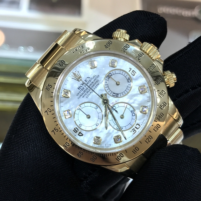 Rolex 劳力士 宇宙计型迪通拿系列 116528-78598。40毫米表径，18K黄金表壳，珍珠贝母表盘镶嵌8颗钻石，中央时、分及秒针；蓝宝石水晶玻璃表镜，蚝式三排链节表带，旋入式三扣锁三重防水系统表冠。自产4130自动上弦机械机芯。 单表无附件。