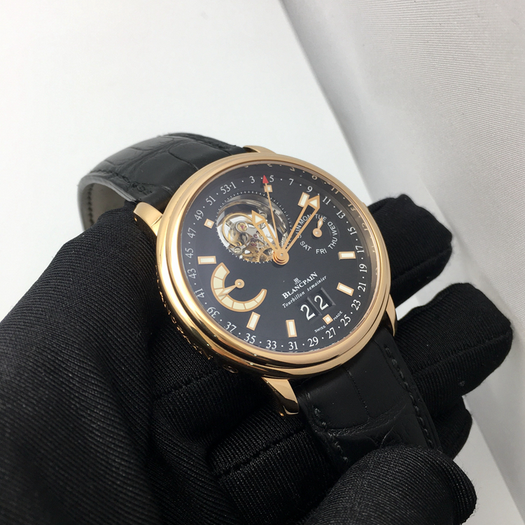 Blancpain 宝珀 Léman 领袖系列，2925-3630-53B。40毫米表径，18K玫瑰金表壳，黑色面盘，3点位置星期显示，6点位置视窗式大日历，9点位置为动力储备显示，12点位置为陀飞轮装置，Cal.3725G自动上弦机械机芯，动力储备168小时，专柜定价：1129000元。 单表无附件。