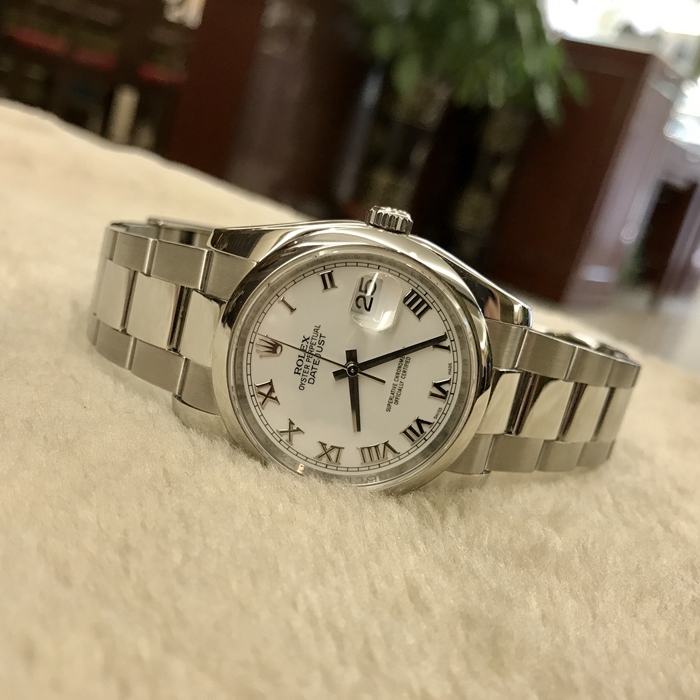 Rolex 劳力士 日志型，116200-72600。36毫米表径，精钢表壳，白色面盘，中央时、分及秒针；瞬跳日历，快速更正；秒针暂停功能以准确调校时间。防反光凸透式放大日历窗，蚝式三排链节表带。自产3135自动上弦机械机芯，动力储备48小时。 全套附件齐全。