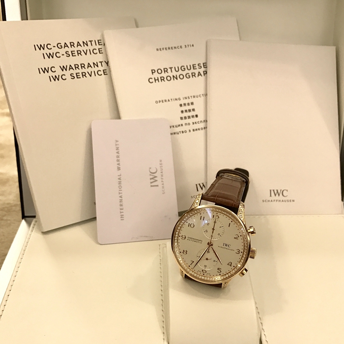 IWC 万国 葡萄牙系列，IW371486。41毫米表径，18K玫瑰金表壳镶钻，白色面盘，6点位置小秒针，计时功能自动上弦机械机芯。 全套附件齐全。