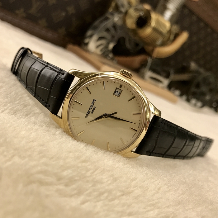 PATEK PHILIPPE 百达翡丽 Calatrava 古典表系列，5227J-001。39毫米表径，18K黄金表壳， 象牙白漆面表盘，金质立体时标，中心大秒针，3点位置视窗式日期显示，蓝宝石水晶透盖带隐形铰链防尘盖。自产324 S C自动上弦机械机芯，动力储备35-45小时。专柜定价：247700元。 单表无附件。