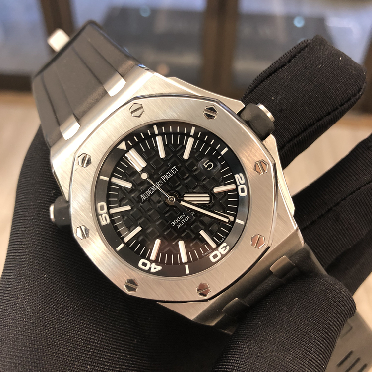 Audermars Piguet 爱彼 皇家橡树离岸型系列，15703ST.OO.A002CA.01。42毫米表径，精钢表壳，黑色表盘镌刻“Méga Tapisserie”超大格纹装饰，搭配白金荧光立体时标和皇家橡树指针、黑色旋转内表圈搭配潜水刻度和60至15分钟区域。Cal.3120自动上弦机械机芯，动力储备42小时。专柜定价：142000元。 单表无附件。