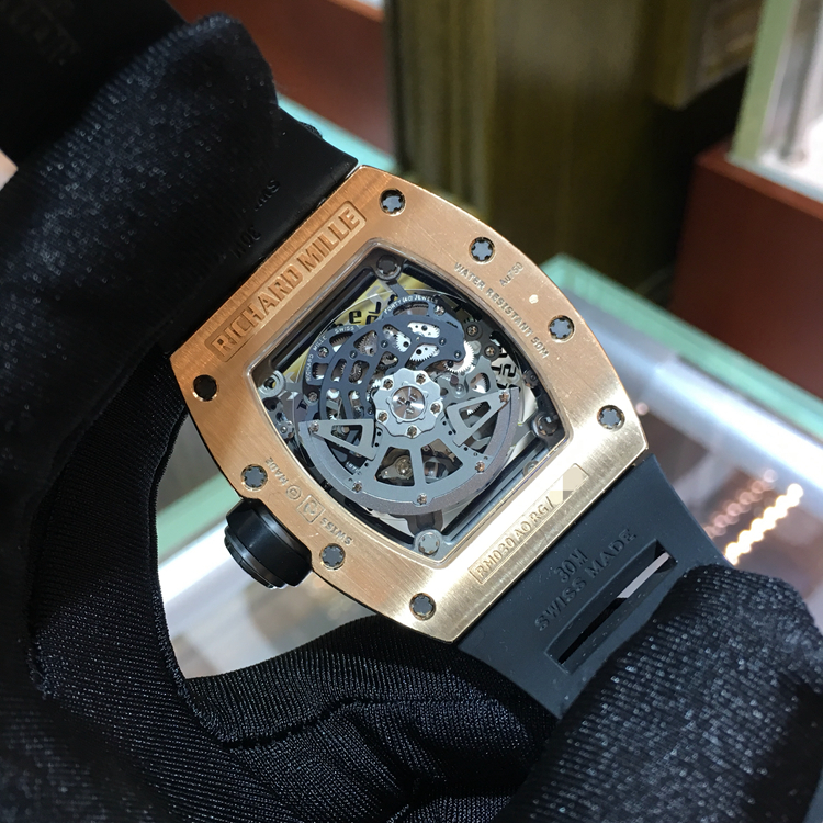 RICHARD MILLE 理查德米勒 男士系列，RM 030。50x42.7毫米表径，18K玫瑰金后加钻表壳，酒桶型镂空面盘，七点位置为日期显示，自动上弦机械机芯。 单表无附件。